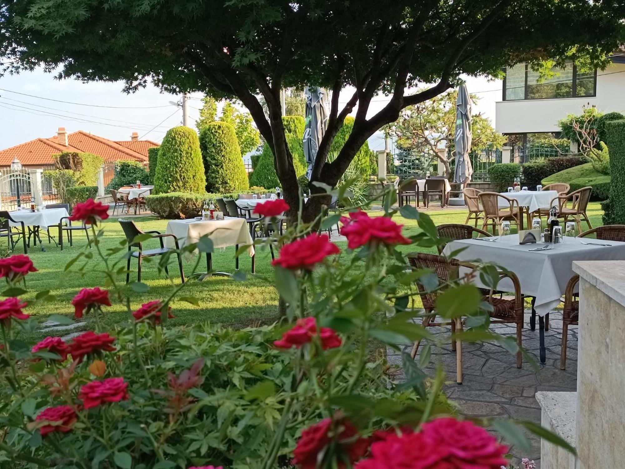 Hotel-restaurant Almond Karlovo Extérieur photo